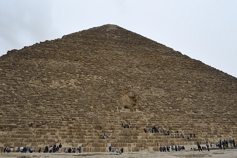 26 MAK_6757.jpg - Tutte le piramidi principali di Giza hanno i loro ingressi posizionati sul lato nord, orientati verso la Stella Polare per ragioni simboliche e religiose legate all'aldilà. L'ingresso dei visitatori si trova più in basso rispetto a quello originale.